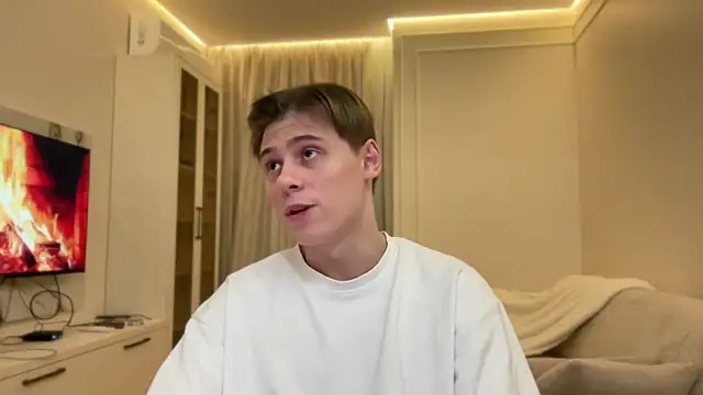 Snapshot of Tyler_Garner chatting on 10.29.25 Tyler Garner online show from 10.29.25