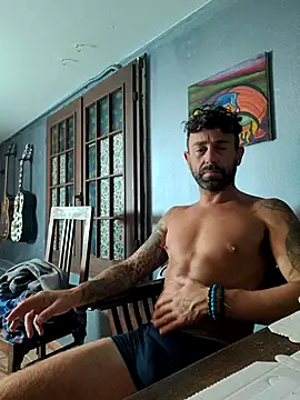 Snapshot of MatteoDom85 chatting on 10.29.25 MatteoDom85 online show from 10.29.25