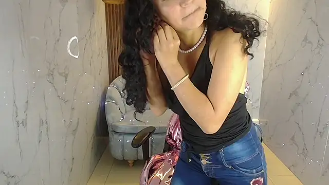 Snapshot of bella_vibess_s chatting on 12.17.25 bella vibess s online show from 12.17.25