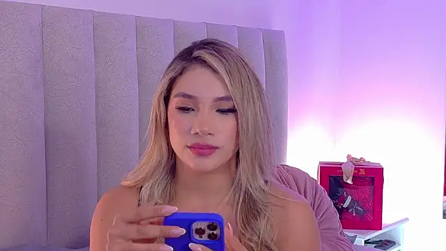 Snapshot of NicoleArmani chatting on 11.19.25 NicoleArmani online show from 11.19.25