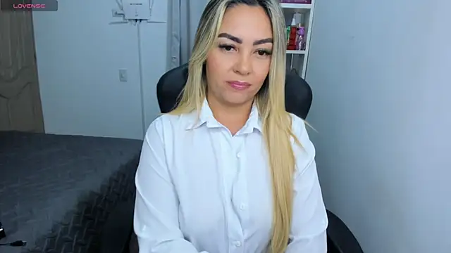 Snapshot of NicolPorto chatting on 09.16.25 NicolPorto online show from 09.16.25