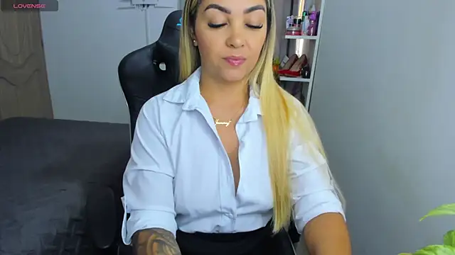 Snapshot of NicolPorto chatting on 10.05.25 NicolPorto online show from 10.05.25