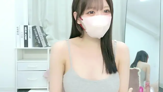 Snapshot of roachan_ chatting on 07.13.26 roachan online show from 07.13.26