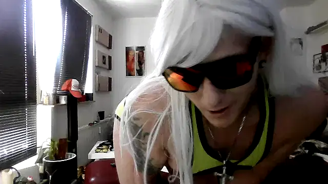 hellgirl1980 online show from 09.22.25