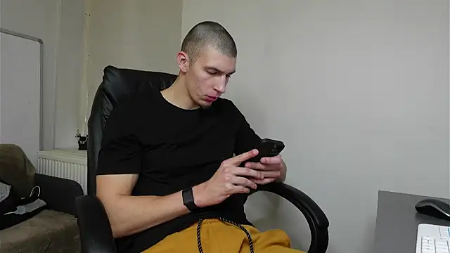 Snapshot of Ryan_Dozer chatting on 11.06.25 Ryan Dozer online show from 11.06.25