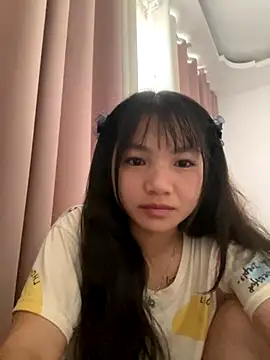 Snapshot of Emlyly-18 chatting on 09.13.25 Emlyly-18 online show from 09.13.25