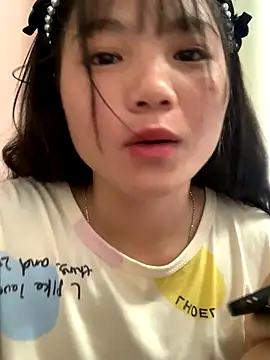 Snapshot of Emlyly-18 chatting on 09.15.25 Emlyly-18 online show from 09.15.25