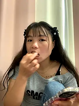 Snapshot of Emlyly-18 chatting on 09.17.25 Emlyly-18 online show from 09.17.25