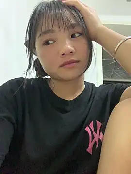 Snapshot of Emlyly-18 chatting on 09.19.25 Emlyly-18 online show from 09.19.25