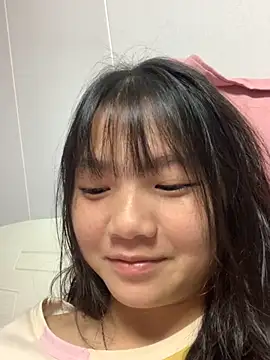 Snapshot of Emlyly-18 chatting on 09.21.25 Emlyly-18 online show from 09.21.25