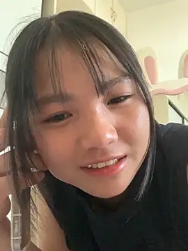 Snapshot of Emlyly-18 chatting on 09.22.25 Emlyly-18 online show from 09.22.25