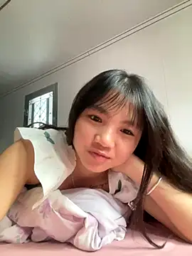 Snapshot of Emlyly-18 chatting on 09.23.25 Emlyly-18 online show from 09.23.25