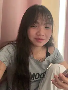 Snapshot of Emlyly-18 chatting on 09.27.25 Emlyly-18 online show from 09.27.25