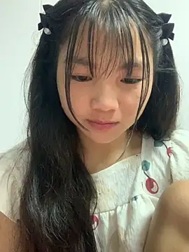 Snapshot of Emlyly-18 chatting on 09.29.25 Emlyly-18 online show from 09.29.25