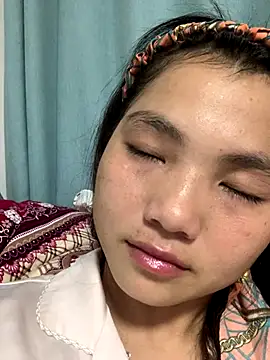 Snapshot of Emlyly-18 chatting on 09.29.25 Emlyly-18 online show from 09.29.25