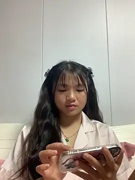 Snapshot of Emlyly-18 chatting on 09.30.25 Emlyly-18 online show from 09.30.25