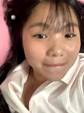 Snapshot of Emlyly-18 chatting on 09.30.25 Emlyly-18 online show from 09.30.25