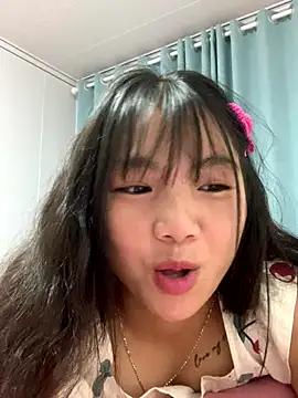 Snapshot of Emlyly-18 chatting on 10.04.25 Emlyly-18 online show from 10.04.25