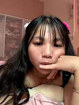 Snapshot of Emlyly-18 chatting on 10.08.25 Emlyly-18 online show from 10.08.25