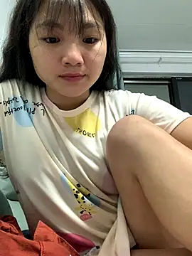 Snapshot of Emlyly-18 chatting on 10.11.25 Emlyly-18 online show from 10.11.25