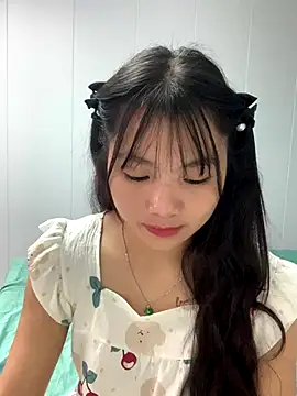 Snapshot of Emlyly-18 chatting on 10.12.25 Emlyly-18 online show from 10.12.25