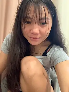 Snapshot of Emlyly-18 chatting on 10.13.25 Emlyly-18 online show from 10.13.25