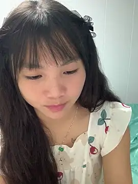 Snapshot of Emlyly-18 chatting on 10.15.25 Emlyly-18 online show from 10.15.25