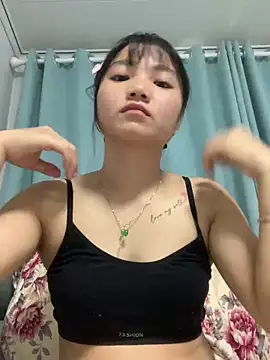 Snapshot of Emlyly-18 chatting on 10.16.25 Emlyly-18 online show from 10.16.25