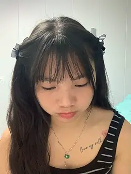 Snapshot of Emlyly-18 chatting on 10.17.25 Emlyly-18 online show from 10.17.25