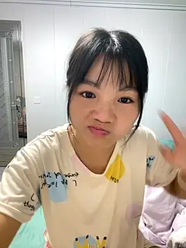 Snapshot of Emlyly-18 chatting on 10.18.25 Emlyly-18 online show from 10.18.25