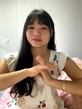 Snapshot of Emlyly-18 chatting on 10.23.25 Emlyly-18 online show from 10.23.25