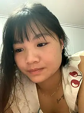 Snapshot of Emlyly-18 chatting on 10.23.25 Emlyly-18 online show from 10.23.25