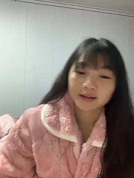 Snapshot of Emlyly-18 chatting on 10.26.25 Emlyly-18 online show from 10.26.25