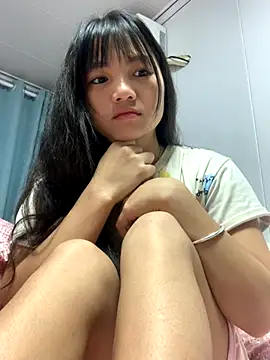 Snapshot of Emlyly-18 chatting on 10.30.25 Emlyly-18 online show from 10.30.25