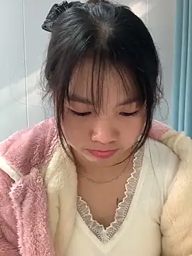 Snapshot of Emlyly-18 chatting on 11.12.25 Emlyly-18 online show from 11.12.25