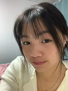 Snapshot of Emlyly-18 chatting on 11.13.25 Emlyly-18 online show from 11.13.25