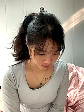 Snapshot of Emlyly-18 chatting on 11.15.25 Emlyly-18 online show from 11.15.25