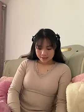 Snapshot of Emlyly-18 chatting on 11.17.25 Emlyly-18 online show from 11.17.25