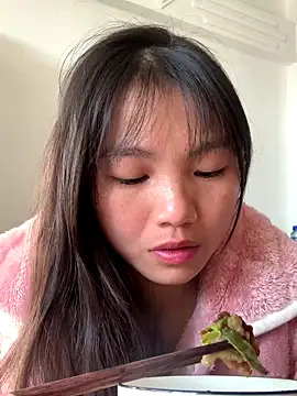 Snapshot of Emlyly-18 chatting on 11.19.25 Emlyly-18 online show from 11.19.25