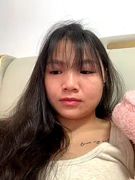 Snapshot of Emlyly-18 chatting on 11.30.25 Emlyly-18 online show from 11.30.25