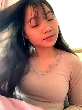 Snapshot of Emlyly-18 chatting on 12.03.25 Emlyly-18 online show from 12.03.25