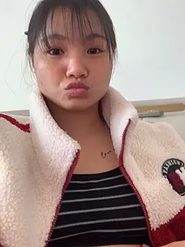 Snapshot of Emlyly-18 chatting on 12.05.25 Emlyly-18 online show from 12.05.25