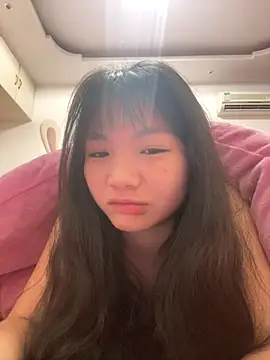 Snapshot of Emlyly-18 chatting on 12.15.25 Emlyly-18 online show from 12.15.25