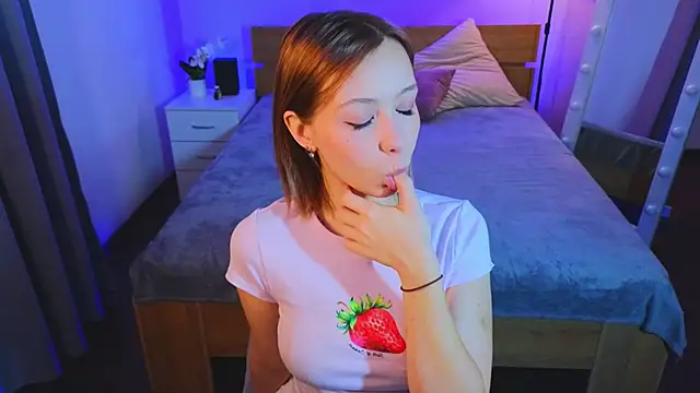 Snapshot of LumMina chatting on 12.03.25 LumMina online show from 12.03.25