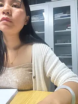 Snapshot of xiaonan- chatting on 10.27.25 xiaonan- online show from 10.27.25