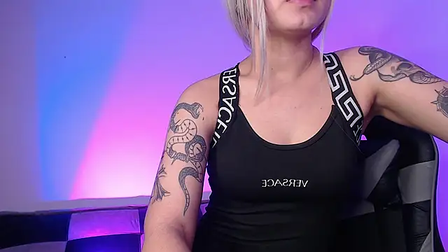 GwenHazel online show from 12.04.25