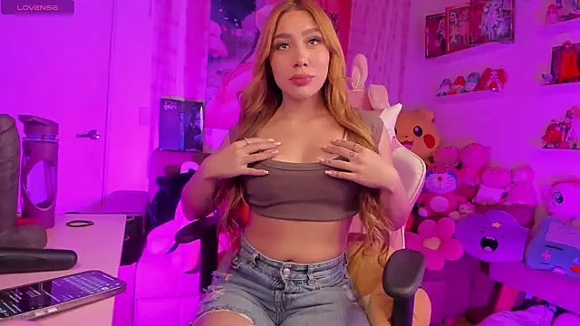 Snapshot of Issa_Moon_ chatting on 10.30.25 Issa Moon online show from 10.30.25