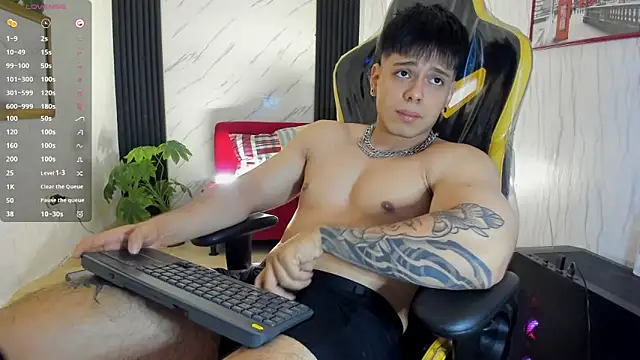 Snapshot of xKevyn chatting on 11.08.25 xKevyn online show from 11.08.25