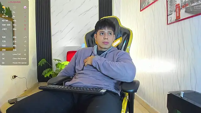 Snapshot of xKevyn chatting on 11.21.25 xKevyn online show from 11.21.25