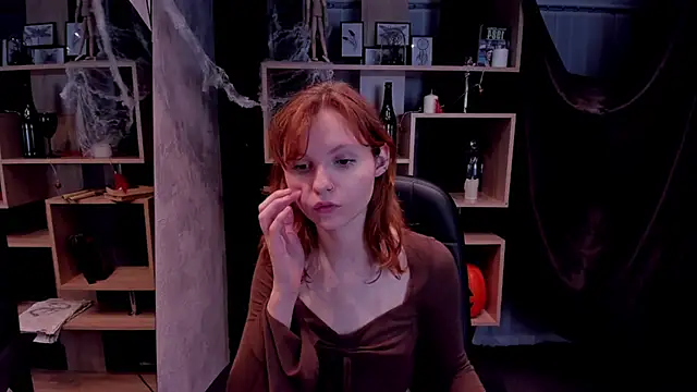 Snapshot of AlisHanson chatting on 11.04.25 AlisHanson online show from 11.04.25